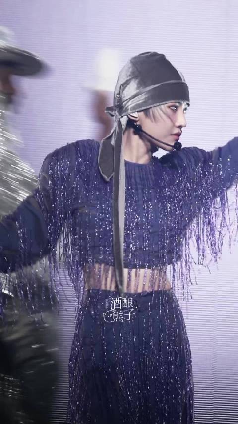 刘雨昕苏州站演唱会造型神似夏奇羊，灵动舞姿引爆全场