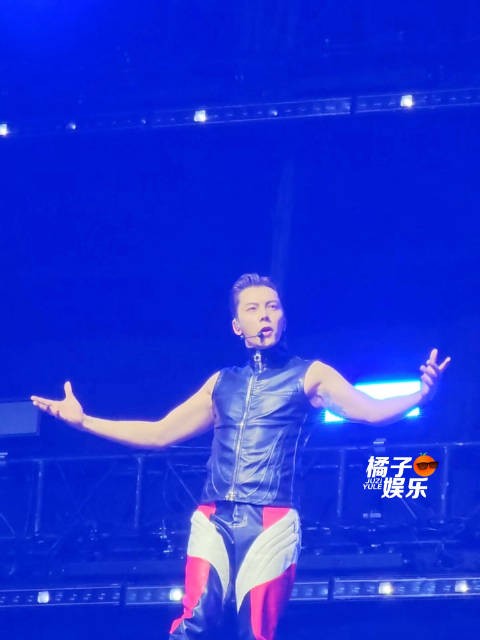 来投送一段伟霆哥直拍，太帅了