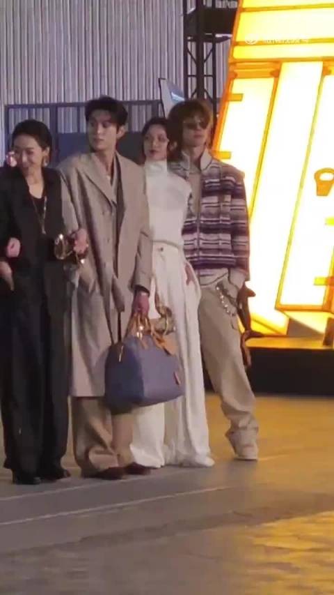 巩俐出来的瞬间气场好强，穿搭也很无敌