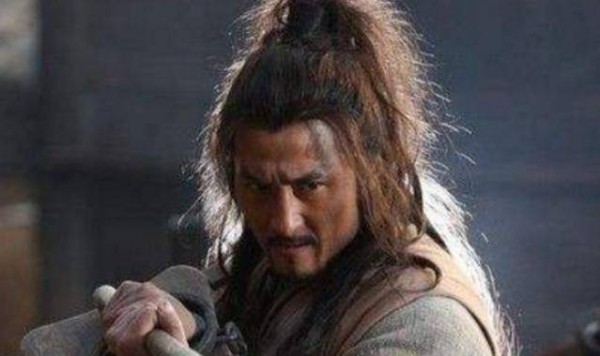 水浒传中一高手，级别比林冲还高，却被一位打酱油的梁山好汉所杀