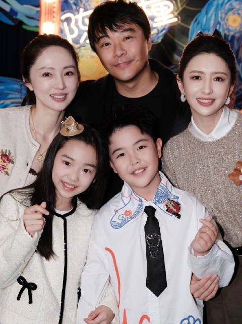 董璇晒朵朵庆生照，陈思诚亮相合照，父子俩如同复制粘贴