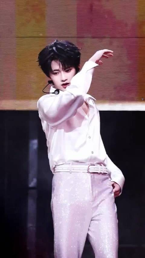 穆祉丞舞台表现获赞，粉丝感谢其真诚闪耀