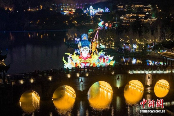 千灯璀璨迎新春 重庆大型水上灯会正式亮灯