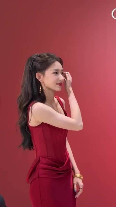 程潇穿酒红色吊带长裙现身，清冷又明艳的气质，走路还自带气场，仪态超绝