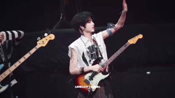 一直都在跟龙嫂嫂打招呼的桂源，好帅啊！燥候接下来的舞台啦