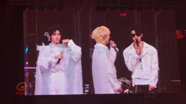 余宇涵披白色披风亮相荣耀之战day2