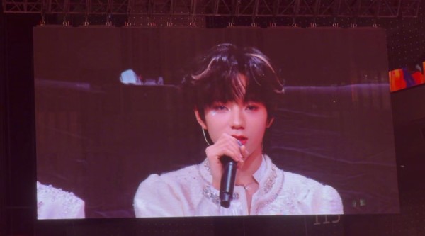 王橹杰白色飘带造型亮相荣耀之战day2排练顺利