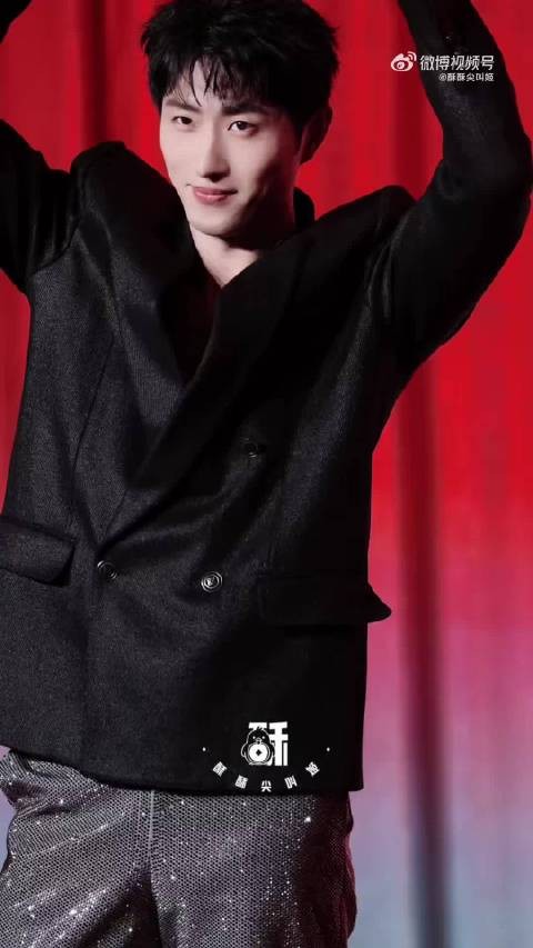王凯沐黑西装红幕布亮相年度派对，害羞比心引热议
