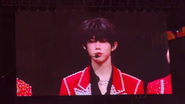 陈奕恒红色挑染亮相荣耀之战