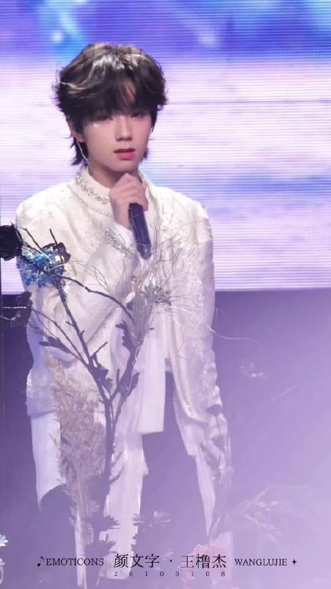 荣耀之战王橹杰《whywhywhy》舞台完全是月光下的白玫瑰! cr.logo 新娱