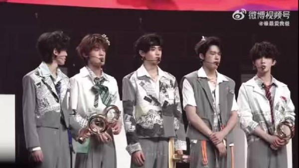 小动作尽显可爱性格,串手上的奖杯,成了最特别的装饰