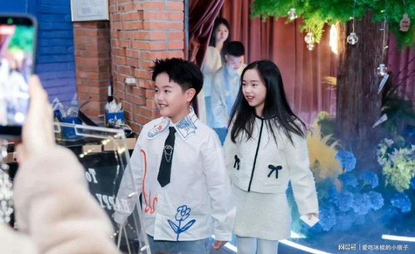 董璇带小酒窝给朵朵庆生,陈思诚佟丽娅大方合照