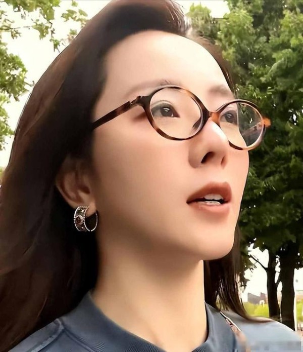 落地的凤凰不如鸡？离开央视为钱四处奔波的李思思，已然风光不再