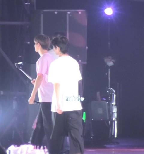 SMTOWN结束时郑成灿与洪承汉拍手问候