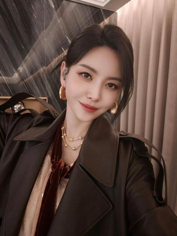 于文文贵州演唱会晕倒，曝被救护车拉走，连轴演出引粉丝担忧