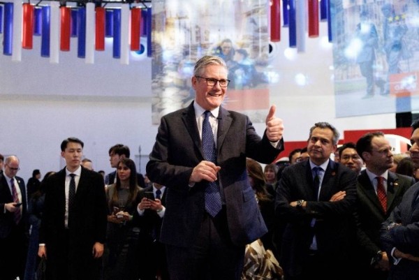 胡可作为演艺界代表受邀出席英国首相访华招待会，助力中英电商合作