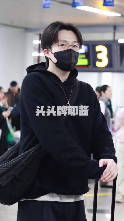 王楚钦戴银丝眼镜亮相，眼神沉淀锐利