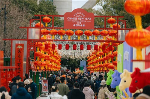 非遗“打铁花”首秀陆家嘴：这场浦东中国年味节，让中华美学点亮世界地标