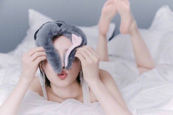 宋茜姿态俏皮甜度超标。