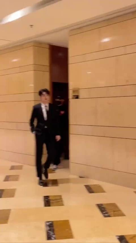 王俊凯182腿长超范志毅183，逆天比例引惊叹