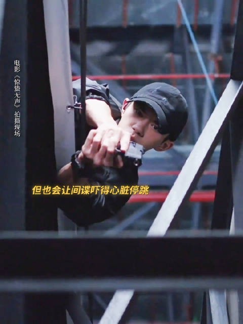 易烊千玺新片拔枪镜头引热议