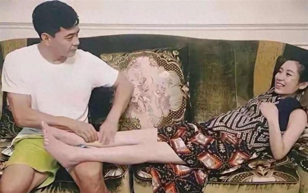 著名演员王新军与老婆秦海璐在一起，笑容灿烂，拍照留影