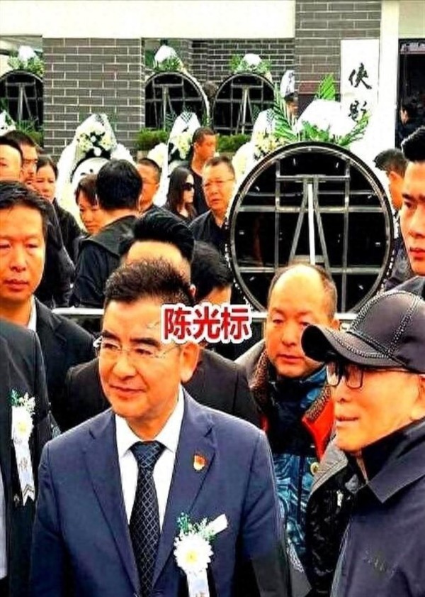 周星驰虚伪却收其挽联，载他省25块的兄弟不见，这世道太扎心