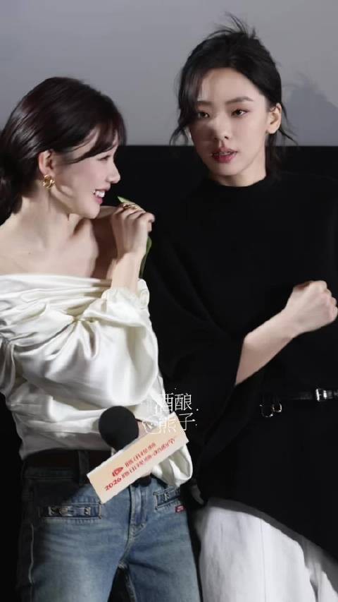 徐梦洁和王晓赟子就这样肩膀贴贴,十指紧扣地完成这个小游戏