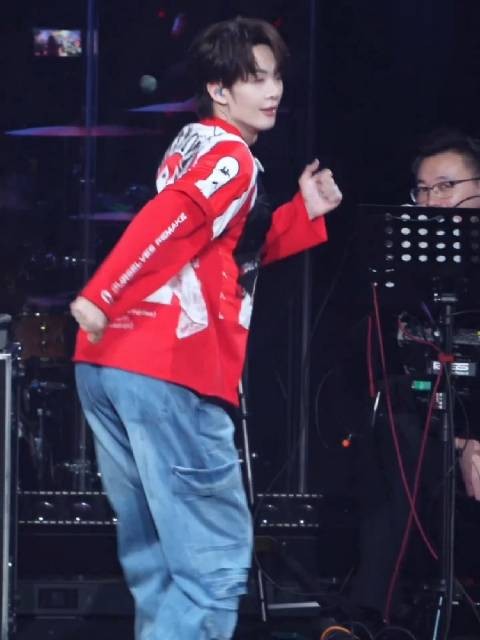 王赫野康复式舞蹈引热议，网友调侃舞技与歌声反差大