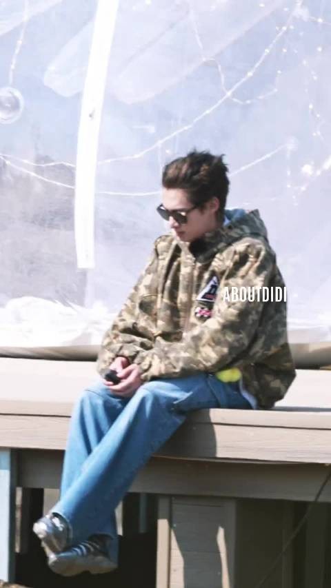 王鹤棣借外套给黄灿灿挡风,两人曾合作咸鱼飞升