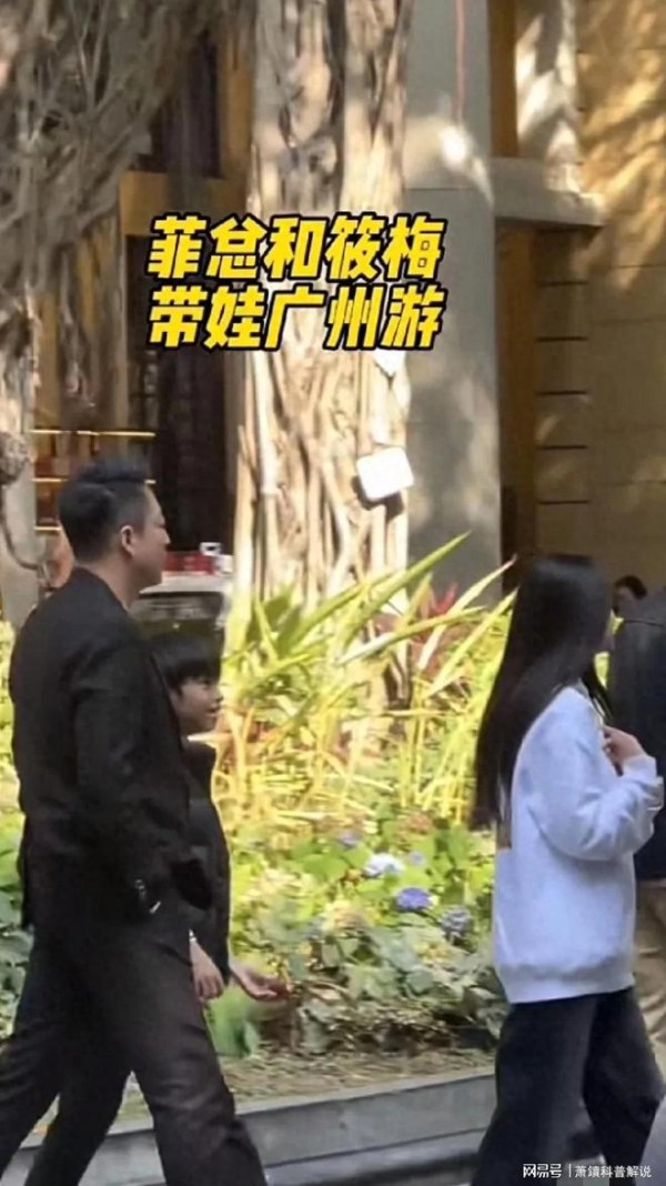 网友广州偶遇汪小菲带娃逛动物园，玥儿箖箖表情超开心，不受影响