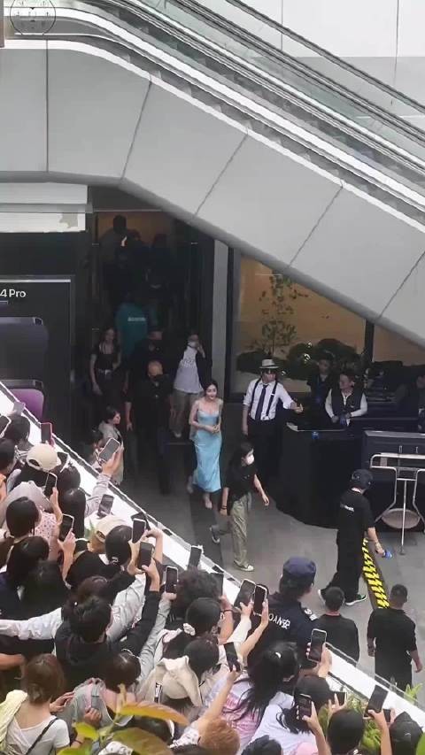 迪丽热巴这个粉丝也太多了吧，不愧是女明星一眼看到了