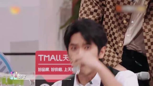 杨迪太逗了！现场被苦瓜汁苦出表情包，王源都笑疯了！