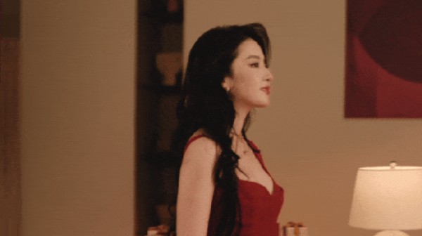 刘亦菲慢慢走向窗边。