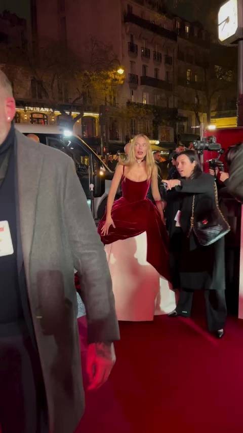 玛格特·罗比与Jacob Elordi亮相呼啸山庄巴黎首映礼