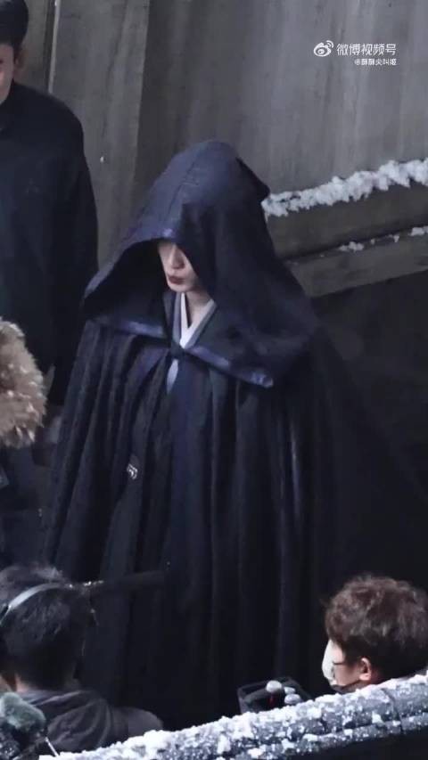 檀健次《何不同舟渡》黑色斗篷造型路透 一大早就被这个谢却山帅晕了！