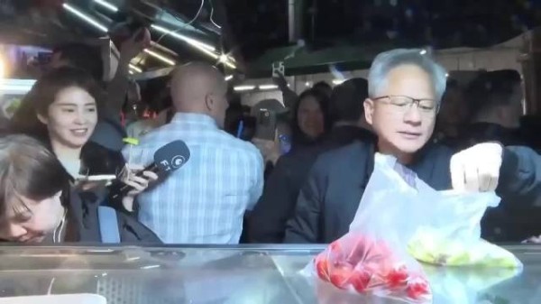 黄仁勋在路边摊吃东西，还分享给身边的美女！