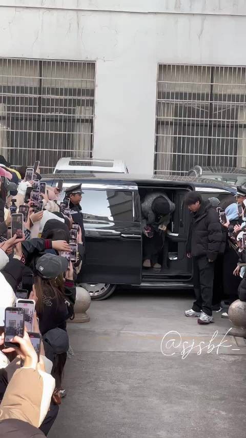 张凌赫萧厉大衣冷帽上班路透,好酷啊