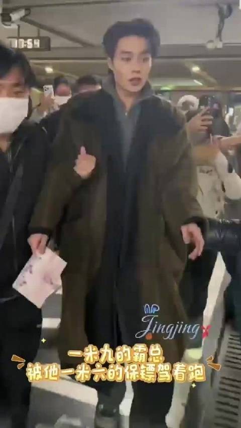 柯淳机场被保镖架走，身高差引热议