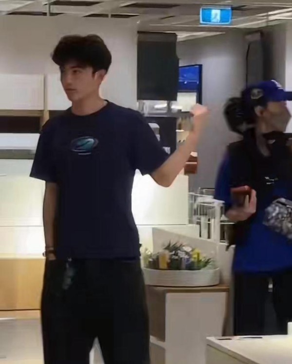 张柏芝带大儿子澳洲度假,18岁Lucas又高又帅,母子俩逛街好温馨