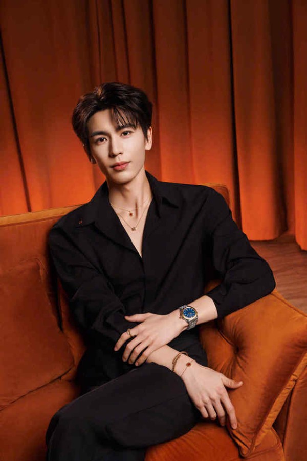 张凌赫贵气十足。