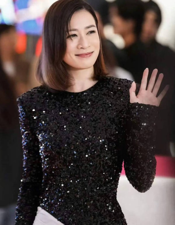 佘诗曼黑色亮片礼服裙造型优雅贵气