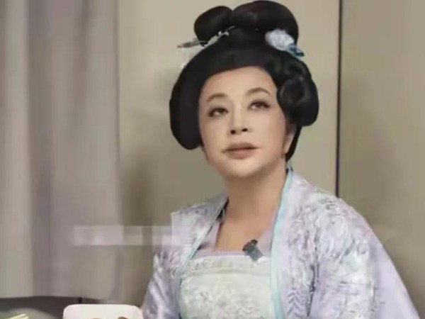 75岁刘晓庆杀疯了！短剧硬演14岁少女，拍吻戏更引全网炸锅