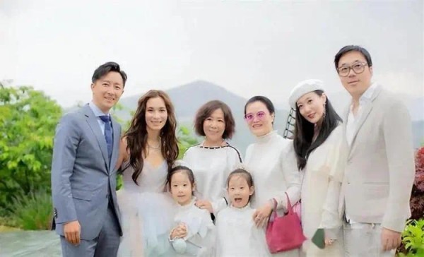 谭晶晒一家四口全家福！11岁双胞胎女儿在跳舞，老公是帅气科学家