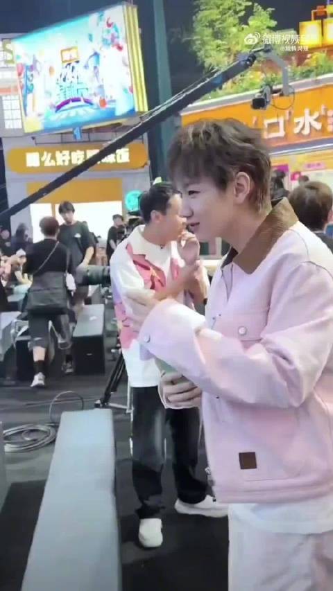 杨迪打招呼的方式——直接上手摸腹肌！