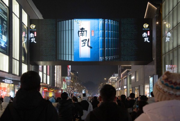 西子廊桥化身露天剧场，千年《南孔》故事快闪“邂逅”杭州观众