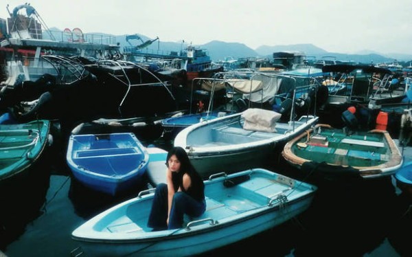 马思纯坐在小船上拍照，氛围感拉满。