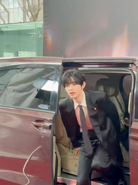 我们小章章穿着黑色西装来闪耀微博之夜了