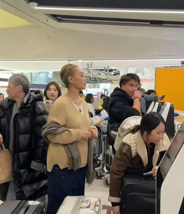 宁静机场等行李，54岁染黄发，扎小辫，美的超自信！