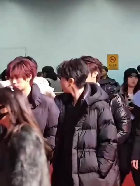 今天也是一黑一白一起走 好配啊碗盆 .